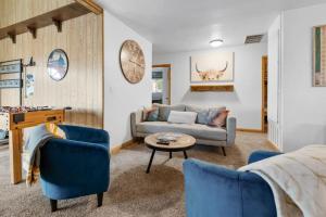 uma sala de estar com um sofá e duas cadeiras e uma mesa em Rather Be Mountain Getaway em Big Bear Lake