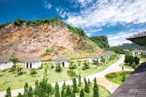 uma vista para uma montanha com casas e árvores em Thao Nguyen Resort Moc Chau em Mộc Châu