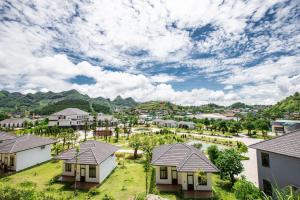 uma vista para uma aldeia com casas e árvores em Thao Nguyen Resort Moc Chau em Mộc Châu