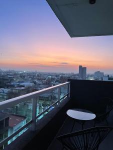 balcone con vista sulla città al tramonto di Avenida galicia ad Avellaneda