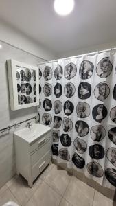 un bagno con foto in bianco e nero sul muro di Avenida galicia ad Avellaneda