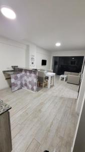 un soggiorno con cucina e sala da pranzo di Avenida galicia ad Avellaneda