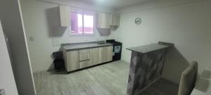 una cucina con un lavello e un bancone di Avenida galicia ad Avellaneda Altre 6 foto