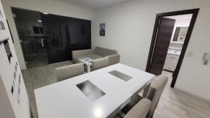 un tavolo bianco e sedie in una stanza di Avenida galicia ad Avellaneda