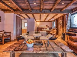 ein Wohnzimmer mit Sofa und Tisch in der Unterkunft Appartement 112m² Courchevel 1850, centre, proche pistes, 3 chambres, balnéo, hammam, WIFI - FR-1-631-165 in Courchevel