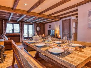 ein großer Holztisch in einem Raum mit Gläsern darauf in der Unterkunft Appartement 112m² Courchevel 1850, centre, proche pistes, 3 chambres, balnéo, hammam, WIFI - FR-1-631-165 in Courchevel + 4 Fotos