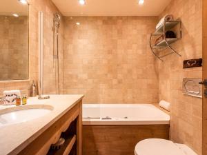 ein Badezimmer mit Badewanne, Toilette und Waschbecken in der Unterkunft Appartement 112m² Courchevel 1850, centre, proche pistes, 3 chambres, balnéo, hammam, WIFI - FR-1-631-165 in Courchevel