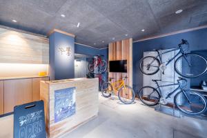 zwei Fahrräder hängen an einer Wand in einem Raum in der Unterkunft Enokiya Ryokan in Yufu