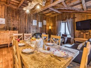 une salle à manger avec une grande table en bois et de la nourriture dans l'établissement Cosy et Spacieux 105m² à Courchevel 1850 - 6 Pers - Centre Station, Proche Pistes, Confort & Équipements - FR-1-631-162, à Courchevel