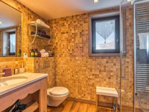 une salle de bain avec toilettes, lavabo et fenêtre dans l'établissement Cosy et Spacieux 105m² à Courchevel 1850 - 6 Pers - Centre Station, Proche Pistes, Confort & Équipements - FR-1-631-162, à Courchevel 4 autres photos