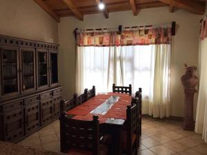 une salle à manger avec une table en bois et une fenêtre dans l'établissement Cabaña Lety 12, à Mazamitla