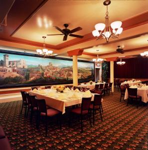 Un restaurante u otro lugar para comer en San Remo Hotel