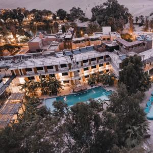  Elle offre une vue aérienne sur un hôtel doté d'une piscine. dans l'établissement Carola Lodge, à Ica