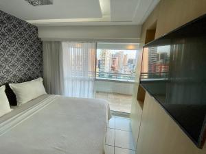 una piccola camera con letto e finestra di APARTAMENTO 17º Andar Beira Mar com 2 QUARTOS a Fortaleza