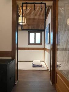 ein Zimmer mit einem Bett in der Mitte eines Zimmers in der Unterkunft Inner-Stay in Tongyeong