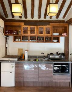 eine Küche mit einer Spüle und einer Arbeitsplatte in der Unterkunft Inner-Stay in Tongyeong