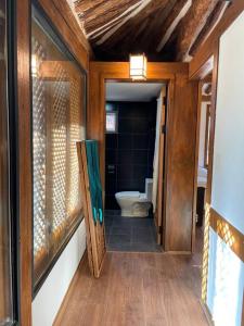 統営市にあるInner-Stayの木製の壁の客室内にトイレ付きのバスルームがあります。