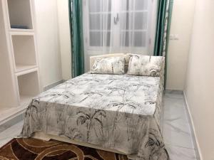 un dormitorio con una cama y una ventana en villa piscine orchidée, en Pointe-Noire 30 fotos más