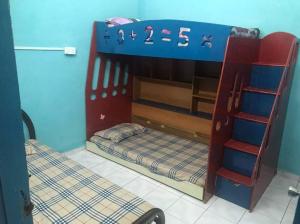 Katil dua tingkat atau katil-katil dua tingkat dalam bilik di D'Mangga Homestay