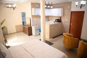 cocina con cama y lavabo en una habitación en residence queen house en Brazzaville