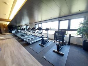 a gym with a row of treadmills and machines at 海上玩家 景觀溫泉小館 in Toucheng