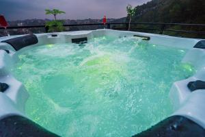 un jacuzzi con agua verde. en Sky Garden Resort en Dhulikhel