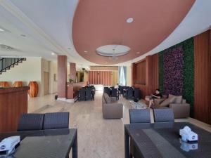 Ein Sitzbereich in der Unterkunft core inn juwita hotel