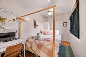 Llit o llits en una habitació de Delightful Container House with Views