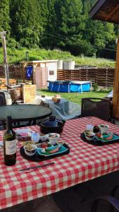 una mesa de picnic con comida en un paño de mesa blanco y rojo en Lien Tono - Vacation STAY 85593v en Tōno