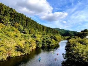 un grupo de personas están haciendo piragüismo por un río en Lien Tono - Vacation STAY 85593v en Tōno
