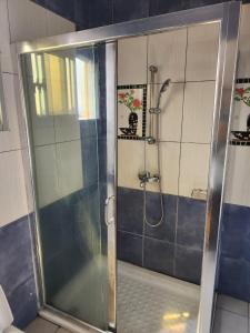 布拉薩維爾的住宿－appartement nid，浴室里设有玻璃门淋浴