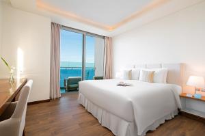 Postel nebo postele na pokoji v ubytování A La Carte Da Nang Beach