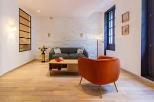 een woonkamer met een bank en een tafel bij 404 · Wonder Appart - Vue Garonne - in Toulouse
