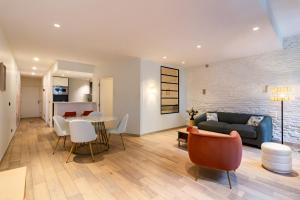 sala de estar con sofá y mesa en 404 · Wonder Appart - Vue Garonne -, en Toulouse