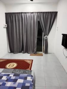 Kampong MerbokにあるDe Hampar Homestayのベッド1台、窓(カーテン付)が備わる客室です。