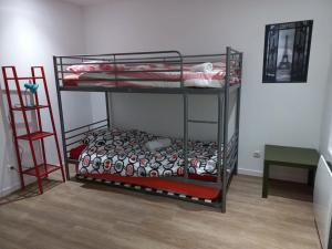 - un lit superposé au niveau avec une échelle et un lit superposé dans l'établissement Maison proche Disney, à Villenoy