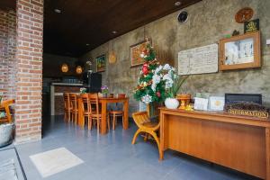 een restaurant met een bar en tafels en stoelen bij D'Meten Guest House Canggu in Canggu