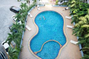 einen Blick über den Pool eines Resorts in der Unterkunft Sawasdee Siam Hotel in Pattaya
