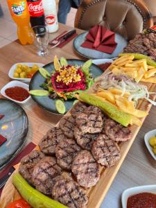 イスタンブールにあるKervan Hotel Pendikの肉とフライドポテトをトッピングしたテーブル