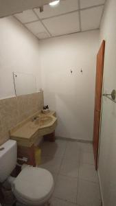 een badkamer met toilet en wastafel bij Los Cardones - Ruta40 in Chilecito