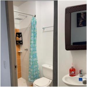 duas fotografias de uma casa de banho com WC e uma televisão em Apartamento Amoblado Cartagena em Cartagena das Índias