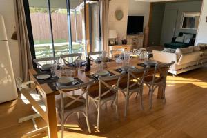 uma mesa de jantar e cadeiras numa sala de estar em Sumptuous Cap Ferret Style House em La Teste-de-Buch
