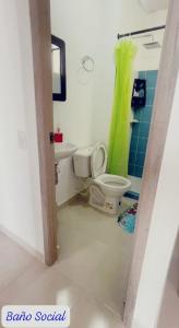 Apartamento Amoblado Cartagena في كارتاهينا دي اندياس: حمام مع مرحاض ومغسلة