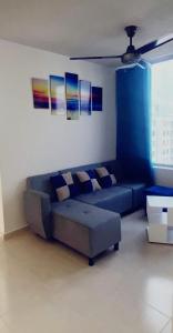 uma sala de estar com um sofá azul num quarto em Apartamento Amoblado Cartagena em Cartagena das Índias