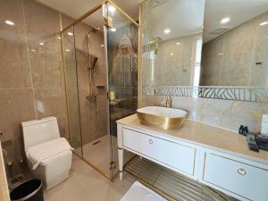 a bathroom with a sink and a shower at Copacabana Jomtien Beach Condo 中天海滩寇芭酒店公寓 in Jomtien Beach