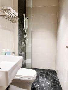 uma casa de banho com um WC, um lavatório e um chuveiro em Beacon Executive@Penang Georgetown em George Town