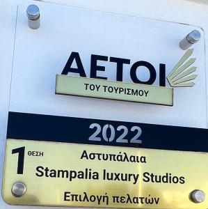 una señal para una universidad de juguete tokyo en Stampalia Luxury Studios en Astipalea