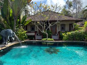 una pequeña piscina frente a una casa en Pondok Bambu Resort - 5 Stars Padi Dive Centre, en Candidasa