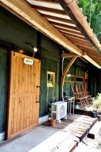 een veranda van een huis met een houten deur bij hostel+cafe たね 