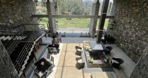 - une vue de tête sur un bâtiment avec des chaises et des tables dans l'établissement Mountain Retreat Kodai, à Kodaikānāl